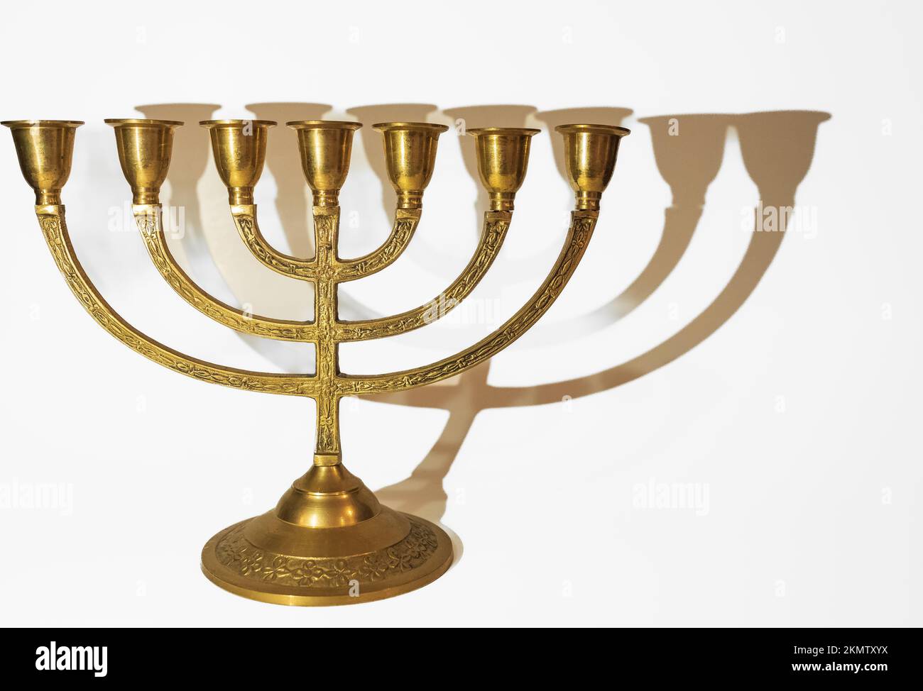 Antico menorah rituale di candela su sfondo bianco. Bella Menorah d'oro hanukkah. Banner festivo ebraico con spazio copia Foto Stock
