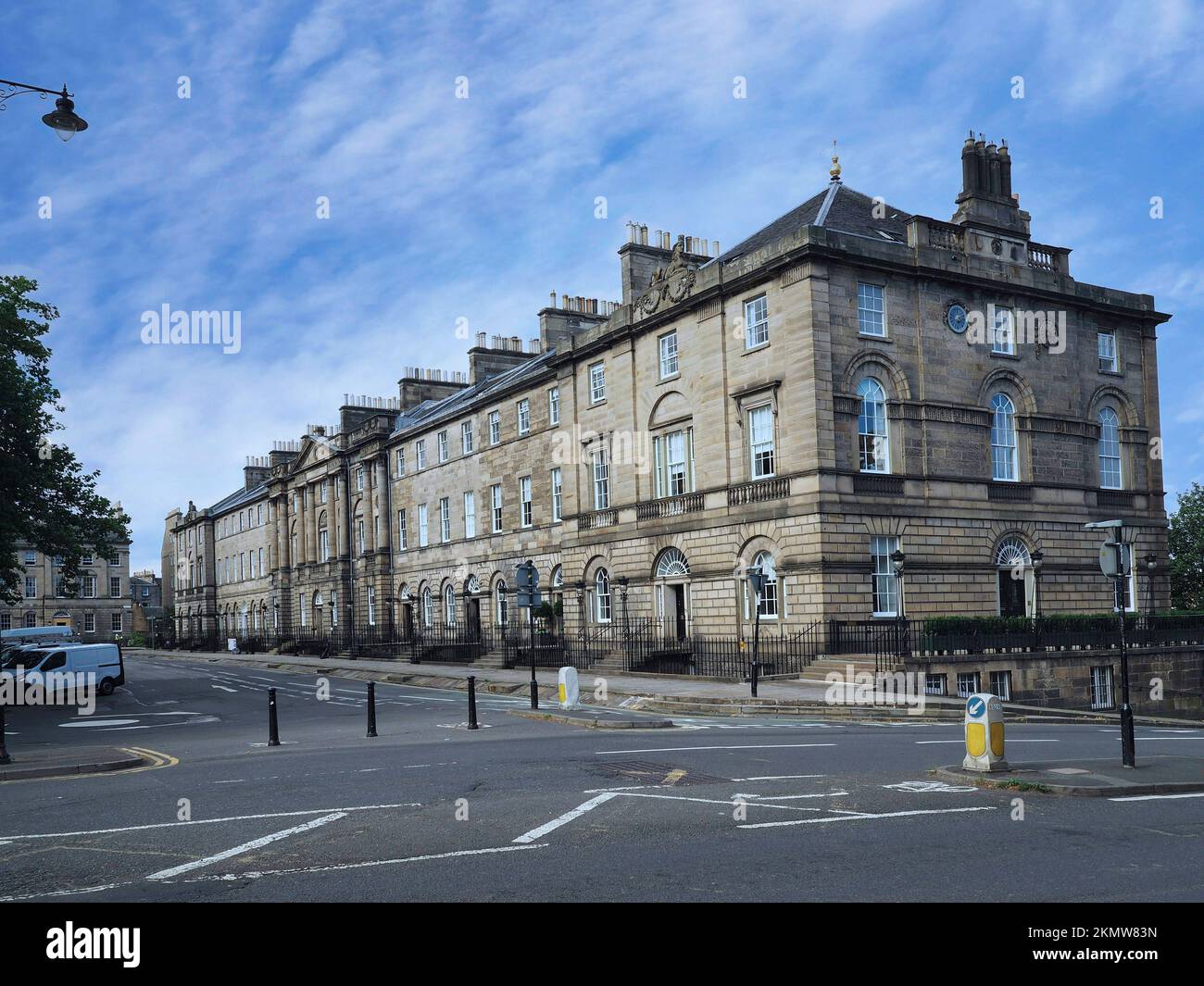 Fila di edifici ben conservati dalla fine del 1700s o all'inizio del 1800s nell'area di Charlotte Square di Edimburgo Foto Stock