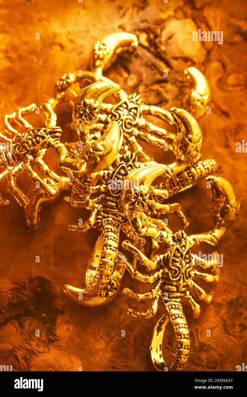 Arte in stile egiziano su tesori di scorpione d'oro realizzati con oro antico. Dalla tomba dei faraoni Foto Stock