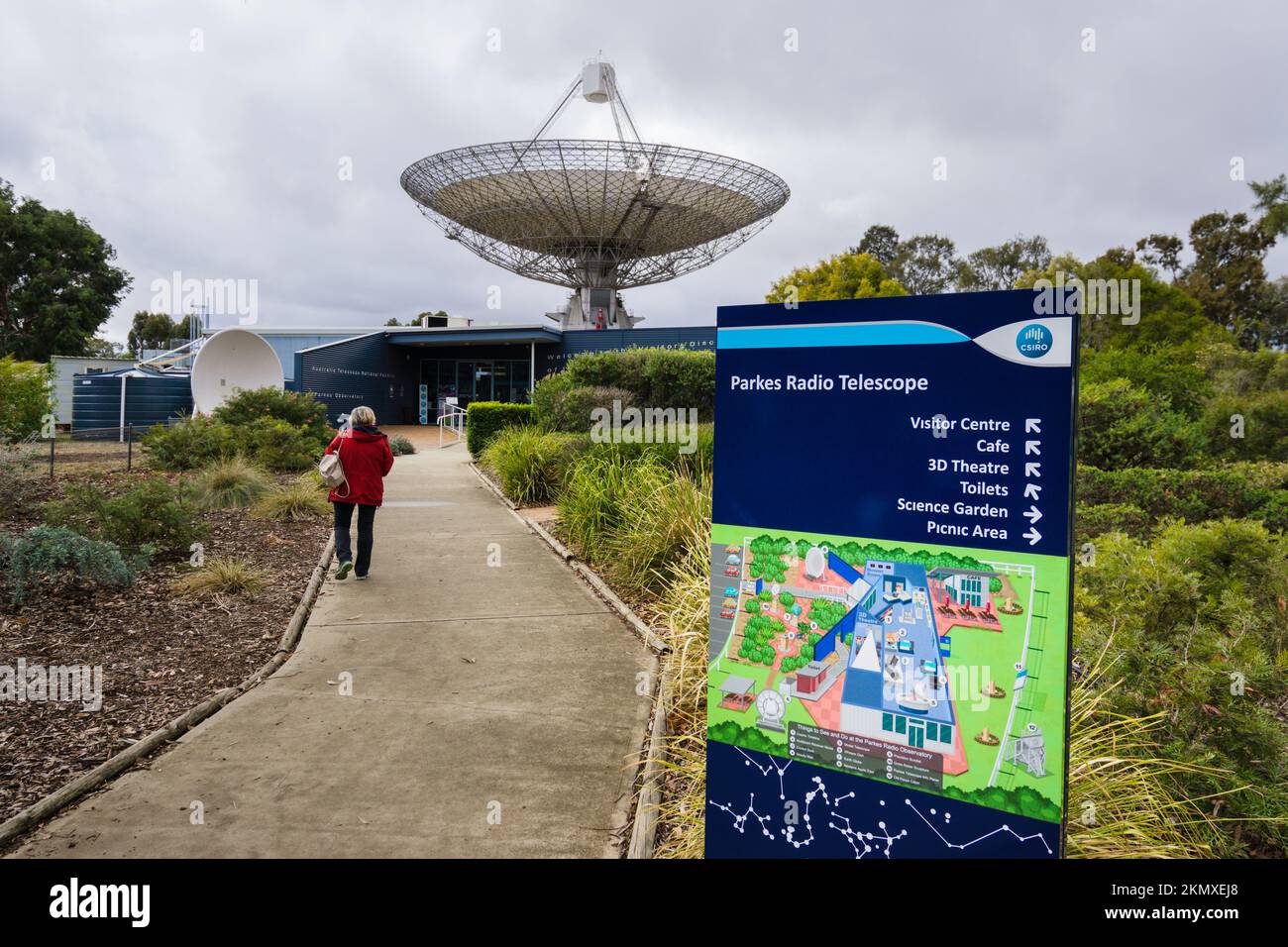 Persona che cammina lungo il percorso di ingresso a Parkes radio Telescope, Parkes NSW, Australia Foto Stock