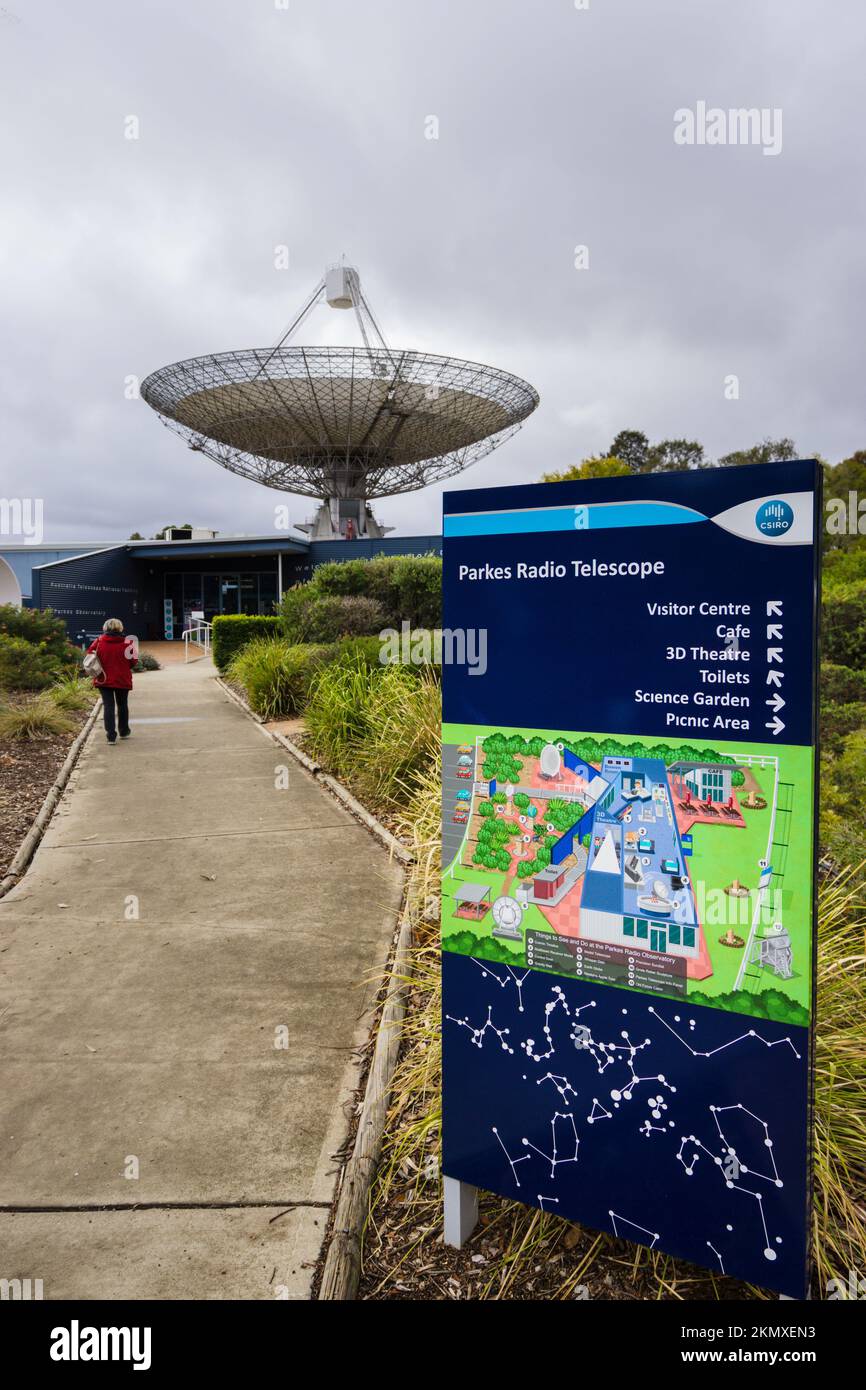 Persona che cammina lungo il percorso di ingresso a Parkes radio Telescope, Parkes NSW, Australia Foto Stock