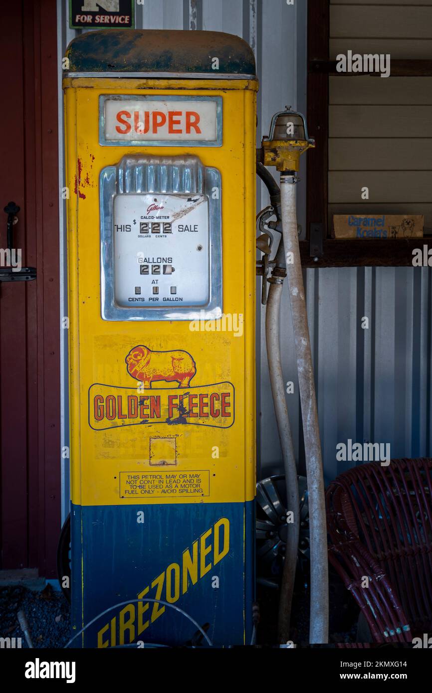 Mostra storica di vecchio garage con pompa benzina Golden Fleece. Queensland settentrionale, Australia Foto Stock