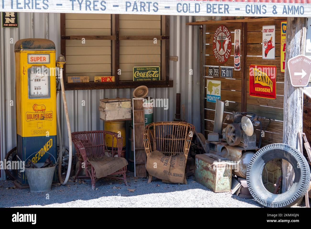 Mostra storica di vecchio garage con pompe a benzina e cimeli. Queensland settentrionale, Australia Foto Stock