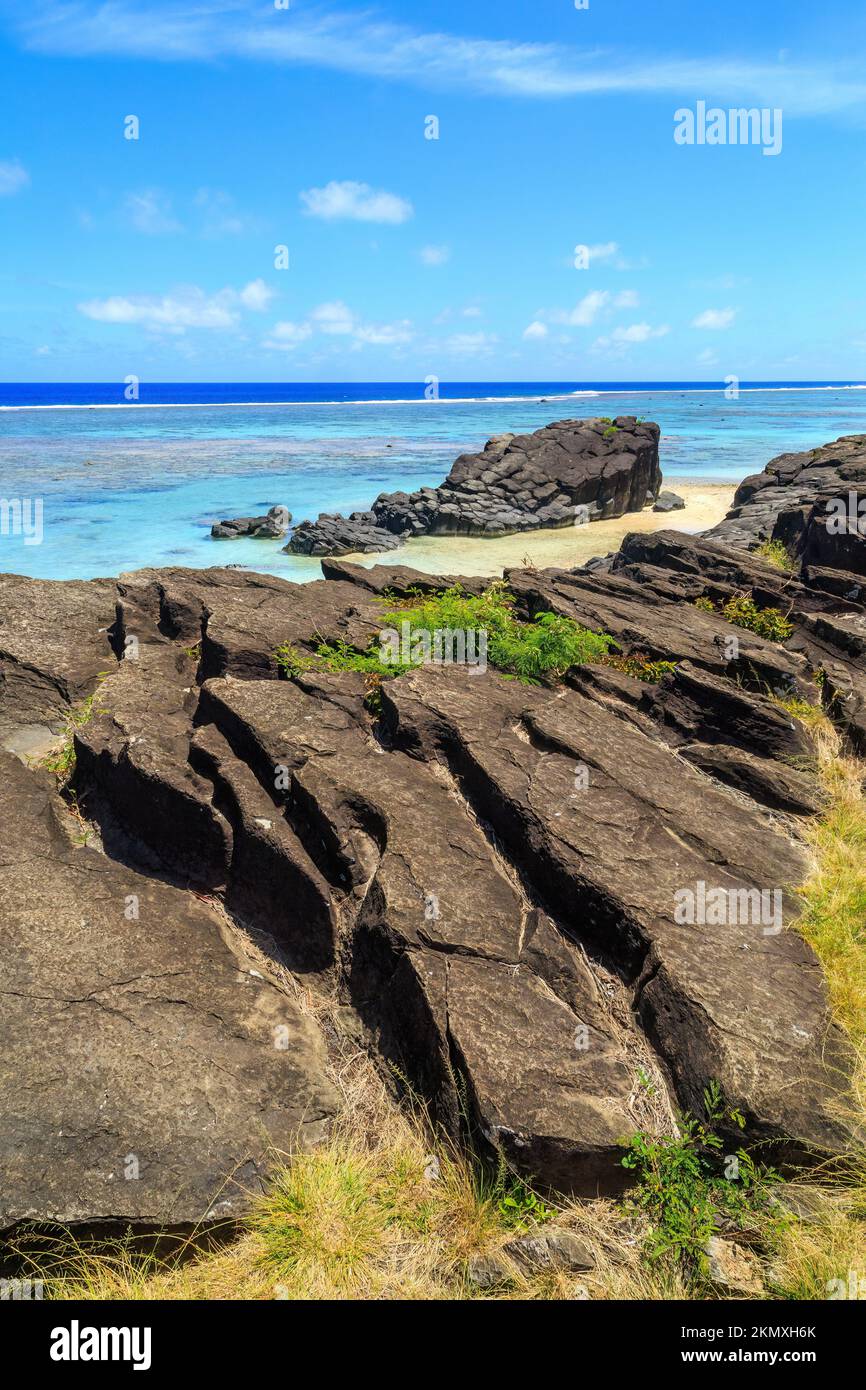 Black Rock, una formazione caratteristica di basalto vulcanico su una spiaggia a Rarotonga, Isole Cook Foto Stock