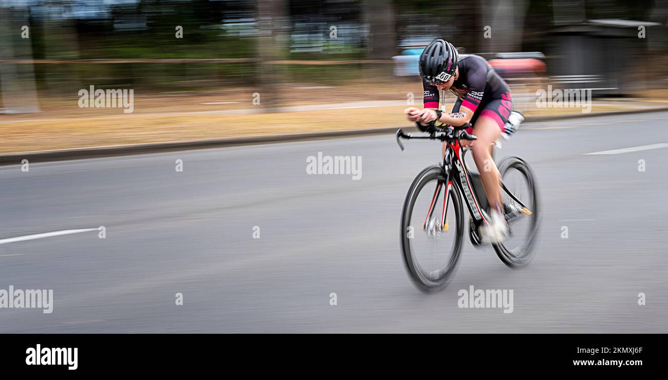 Ciclisti in competizione a Hervey Bay 100 Triathlon, Hervey Bay Queensland Australia Foto Stock
