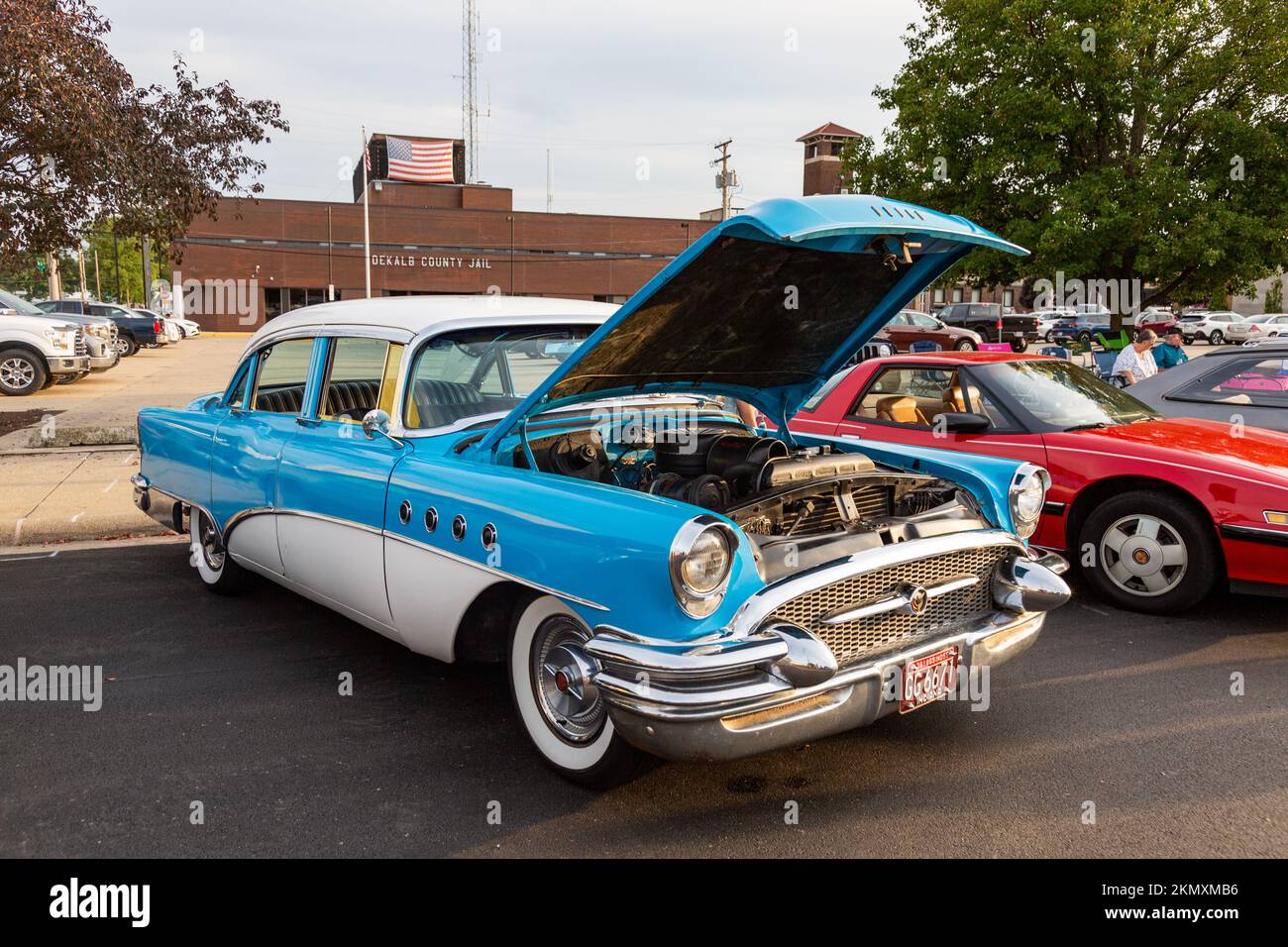 Una berlina Buick Roadmaster del 1955 con il cofano aperto per l'esposizione è parcheggiata di fronte alla prigione della contea di DeKalb per una mostra di automobili ad Auburn, Indiana, USA. Foto Stock