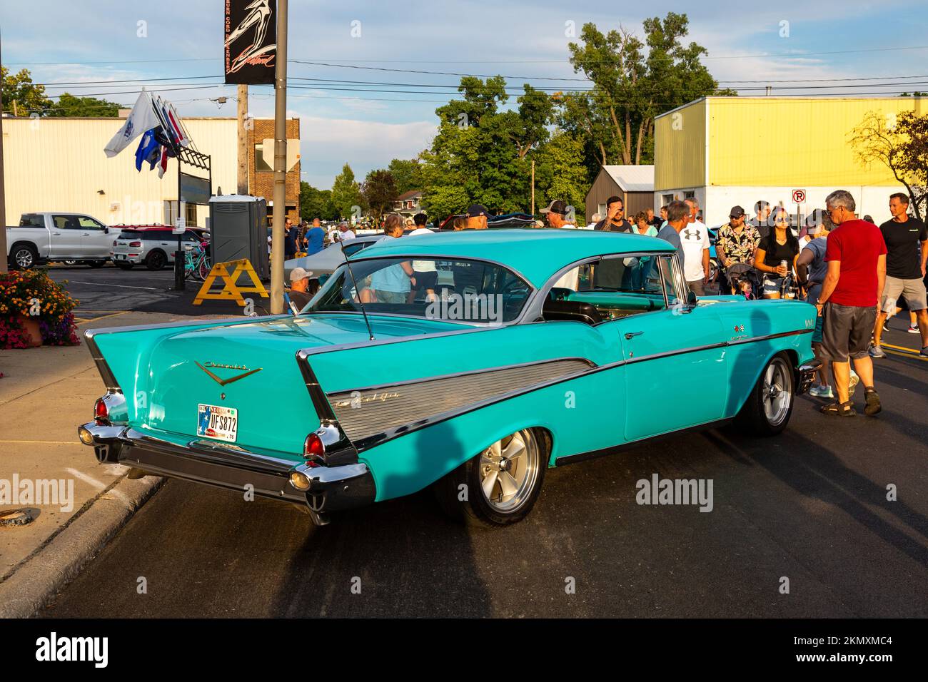 Un'iconica Chevrolet Bel-Air coupé blu del 1957 è parcheggiata in un'auto show nel centro di Auburn, Indiana, USA. Foto Stock