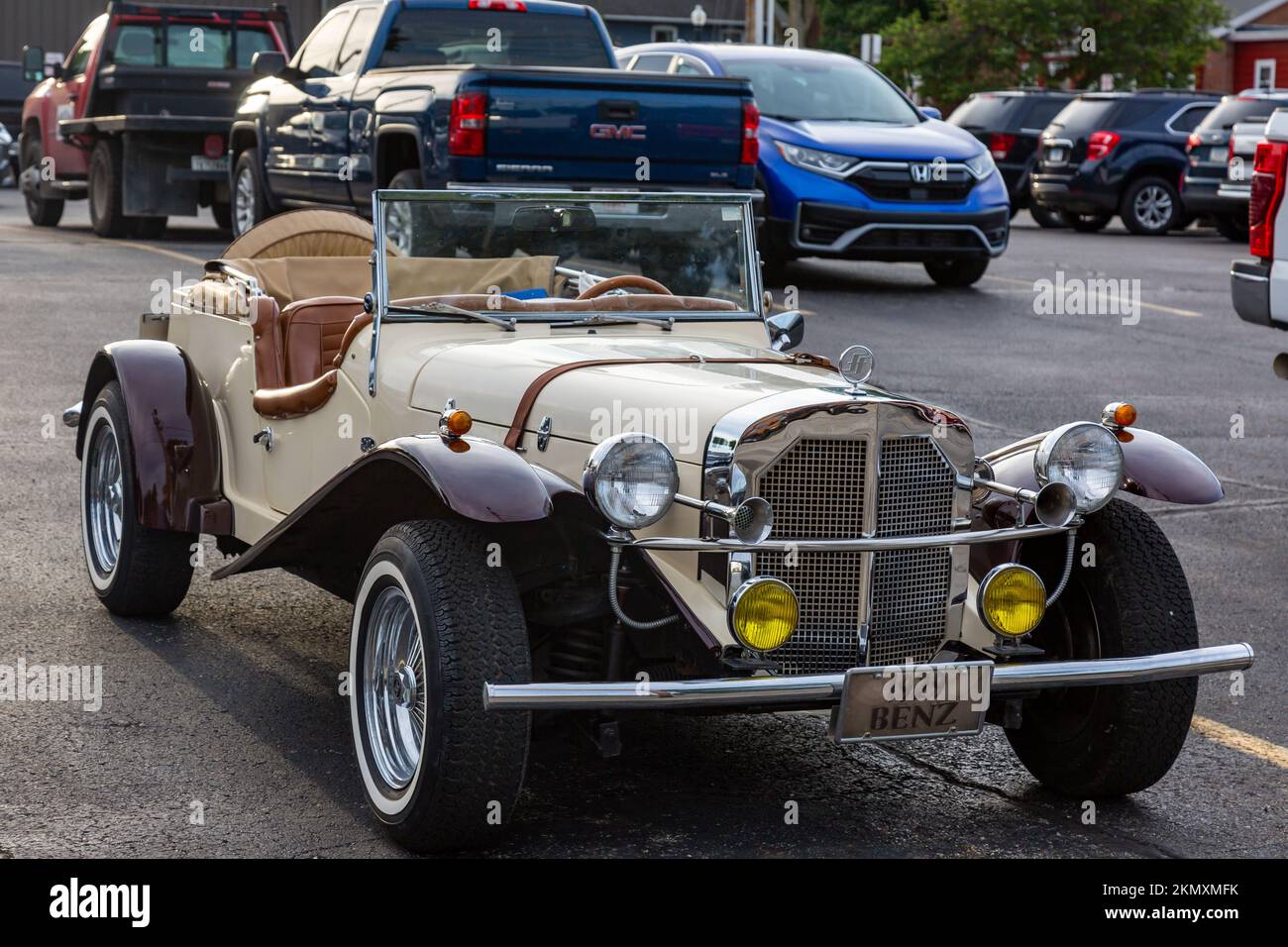 Un beige FiberFab Gazelle 1929 Mercedes Benz SSK replica kit auto parcheggiato nel parcheggio di Auburn, Indiana, USA. Foto Stock