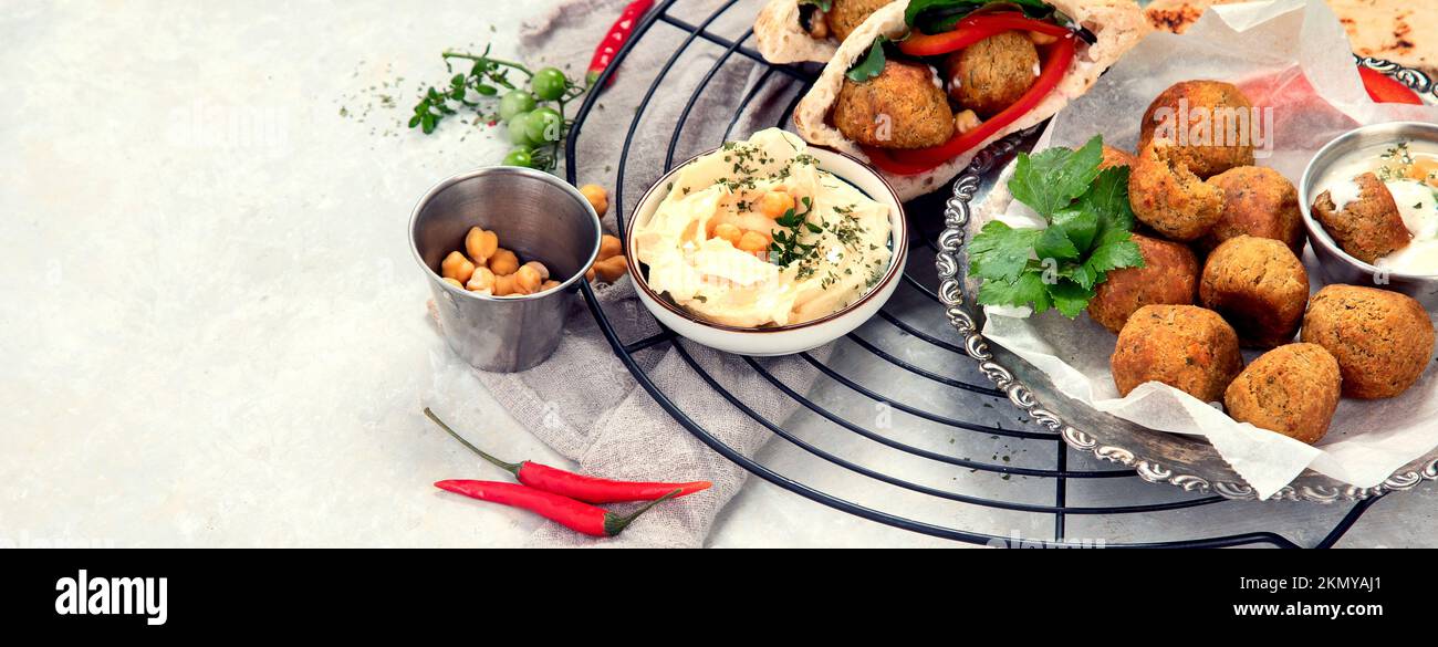Medio Oriente, piatti arabi con falafel, hummus, pita. Halal cibo. Cucina libanese. Panorama, banner, spazio copia Foto Stock