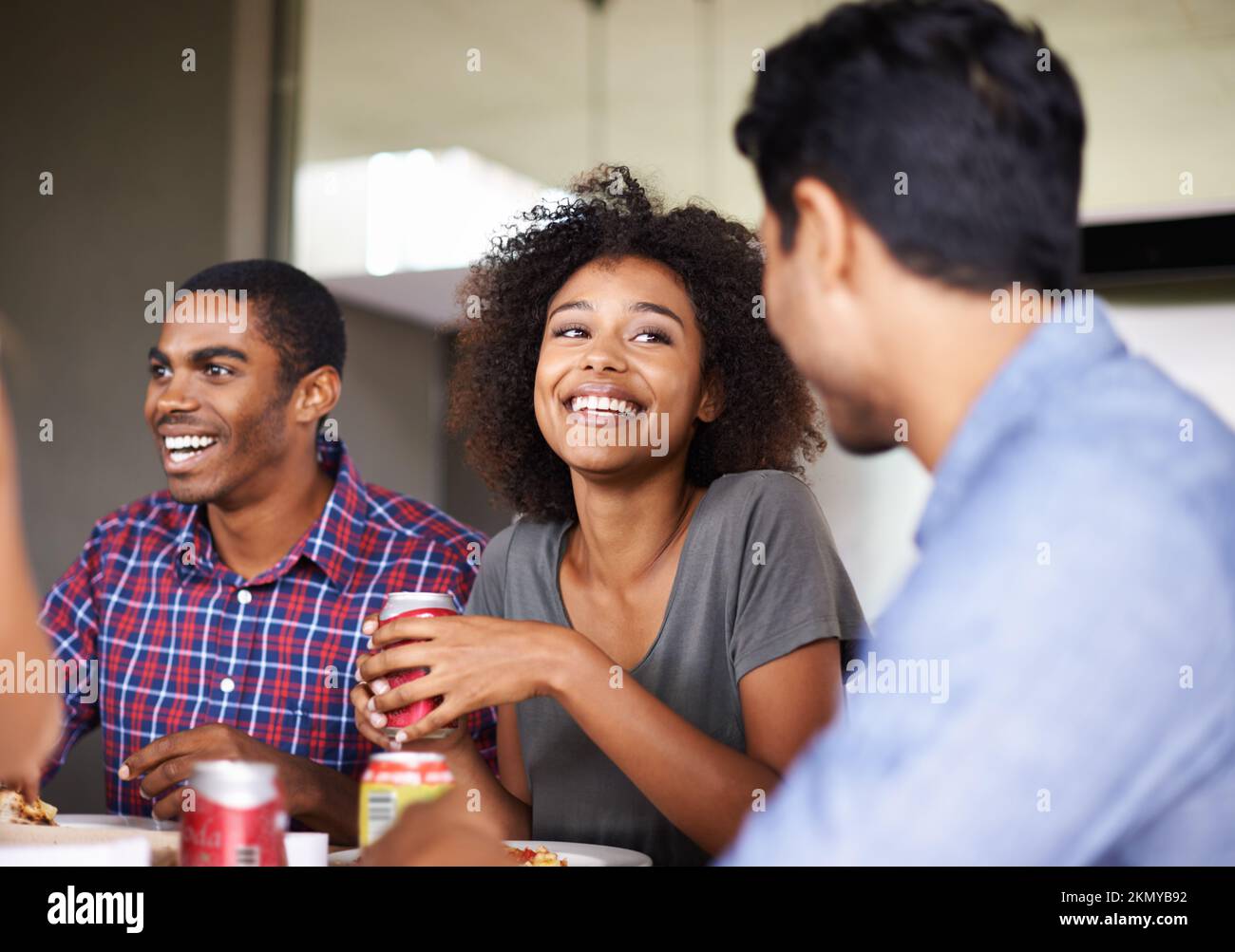 Buon tempo con gli amici. un gruppo di amici che gustano un pasto insieme. Foto Stock