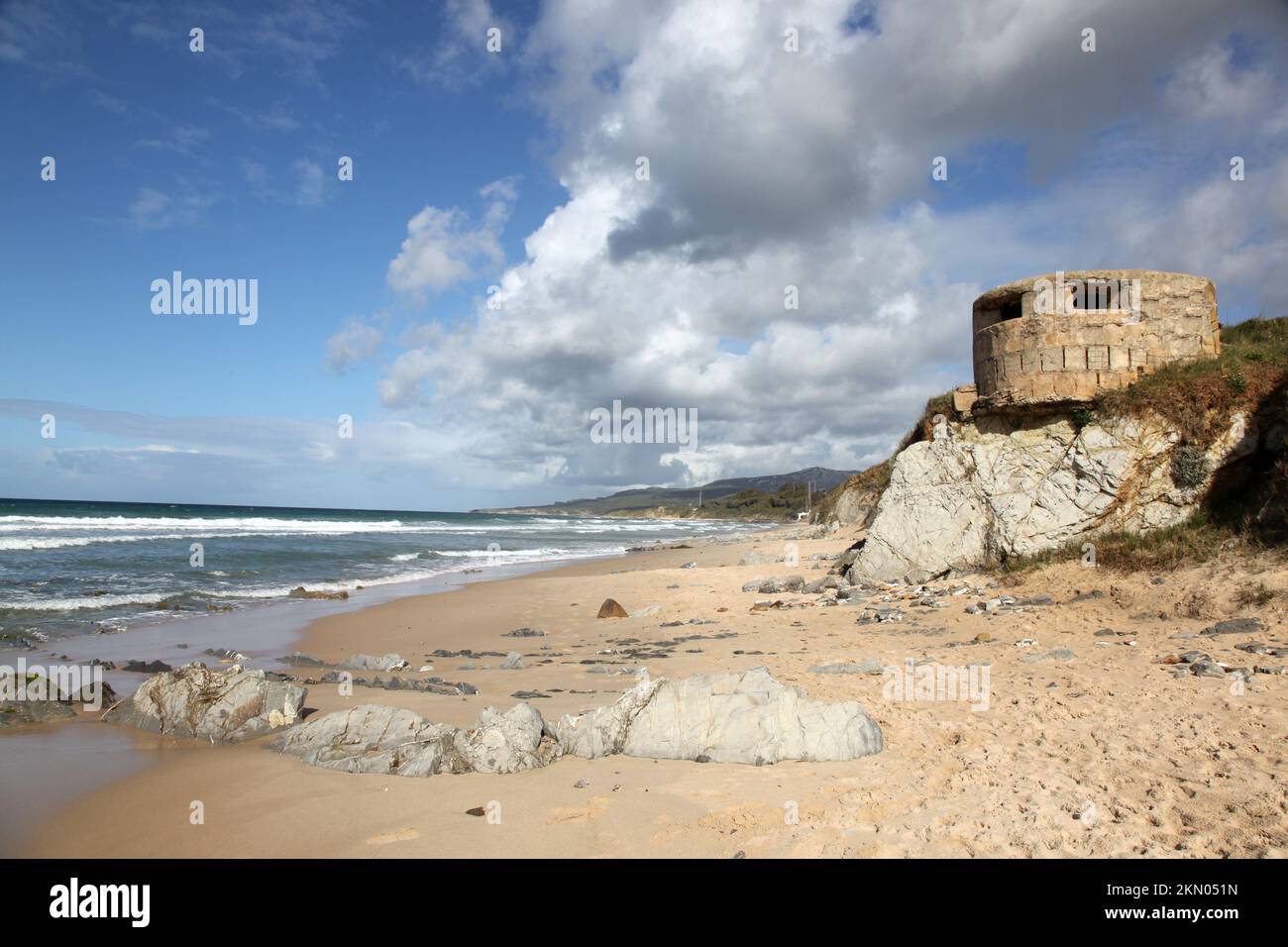 Forte di fronte alla spiaggia vicino a Tarifa Spagna. Tarifa è una località molto popolare per il windsurf sulla costa occidentale della Spagna Foto Stock