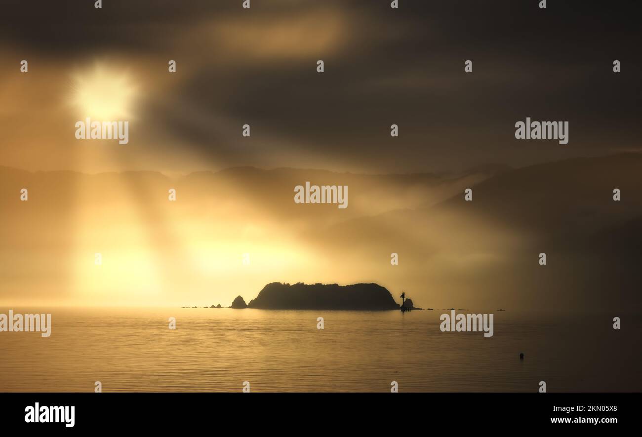 Una foto del tramonto - oceano e montagne Foto Stock