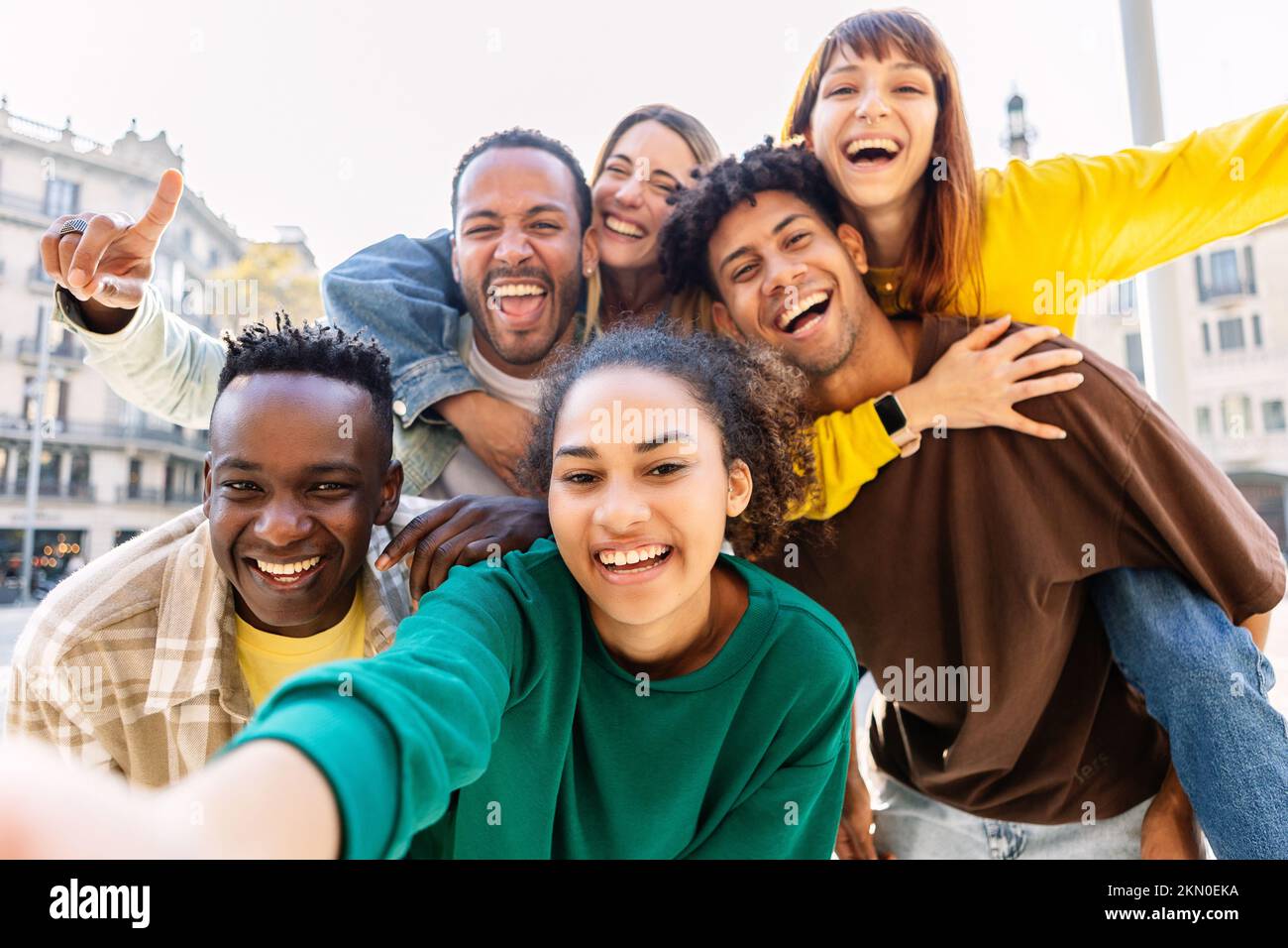 Giovane gruppo di amici multirazziali felici che scattano un ritratto selfie in città Foto Stock