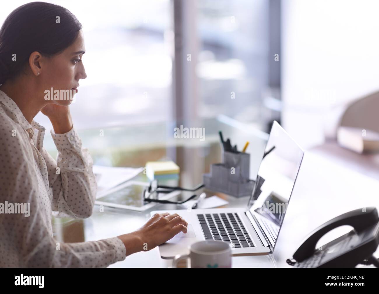 Come arrivare al business. una bella giovane donna che lavora sul suo notebook. Foto Stock