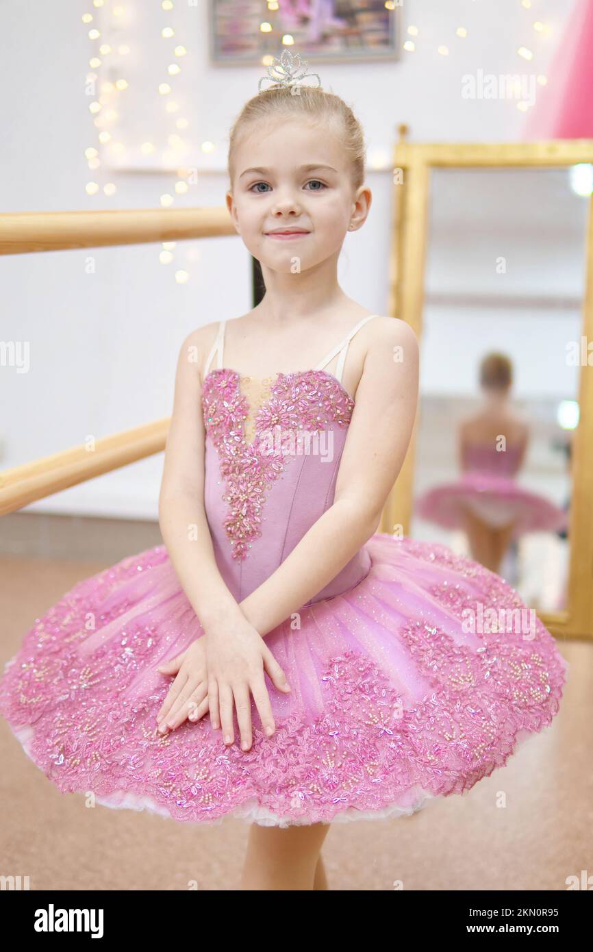 Piccolo allenamento di ballerina. I bambini ballano сlassical balletto in studio. Foto Stock