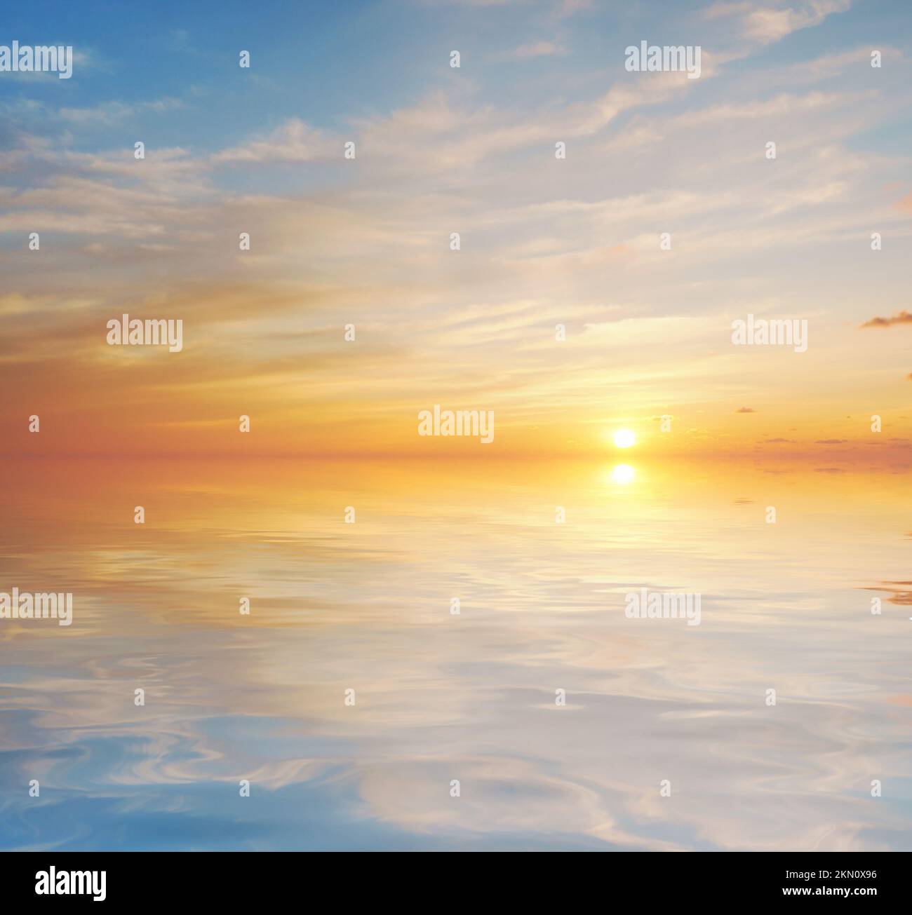 Sfondo del cielo al tramonto. Composizione della natura. Foto Stock