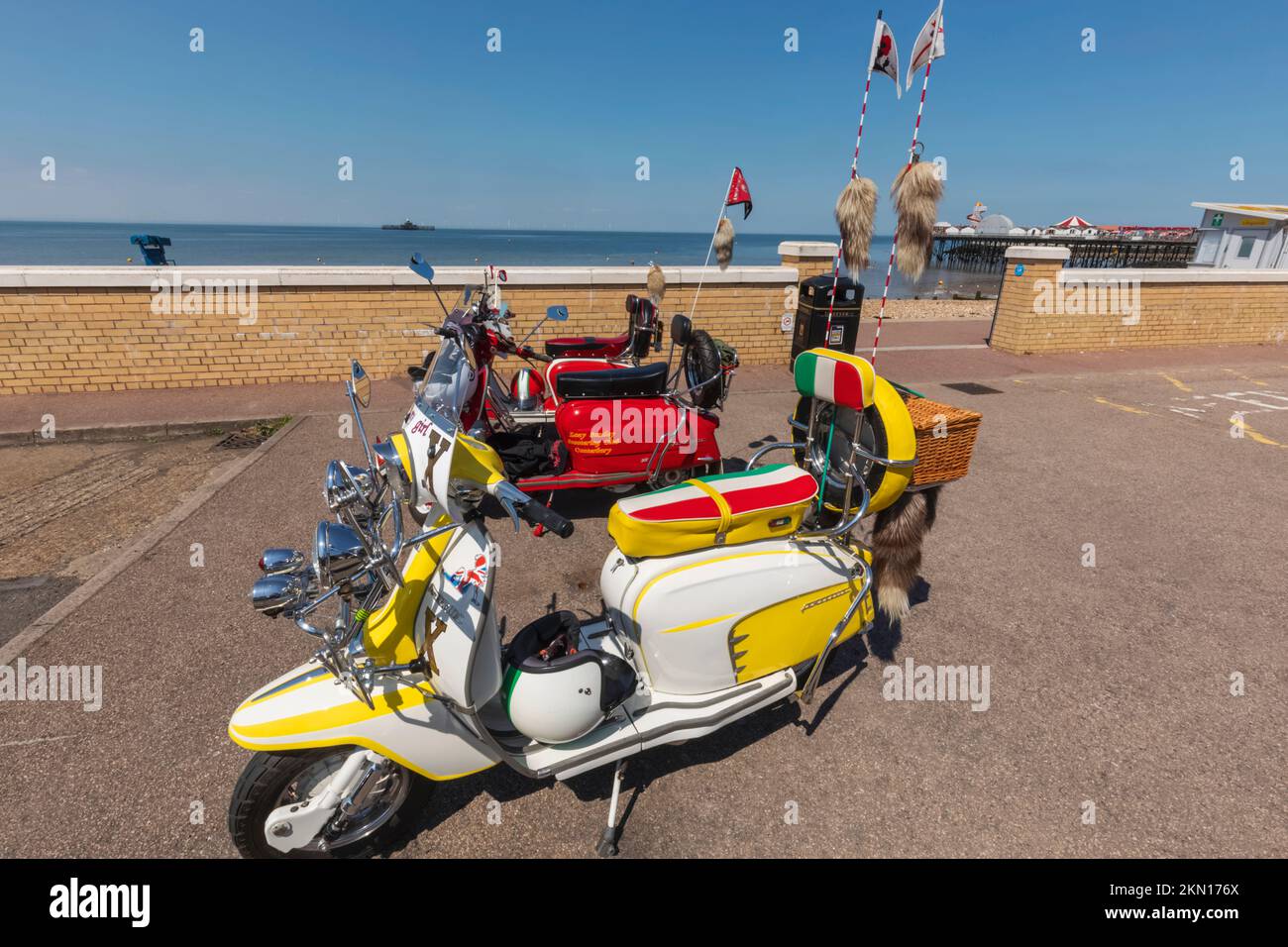 Inghilterra, Kent, Herne Bay, Scooters Lambretta vintage colorati Foto Stock