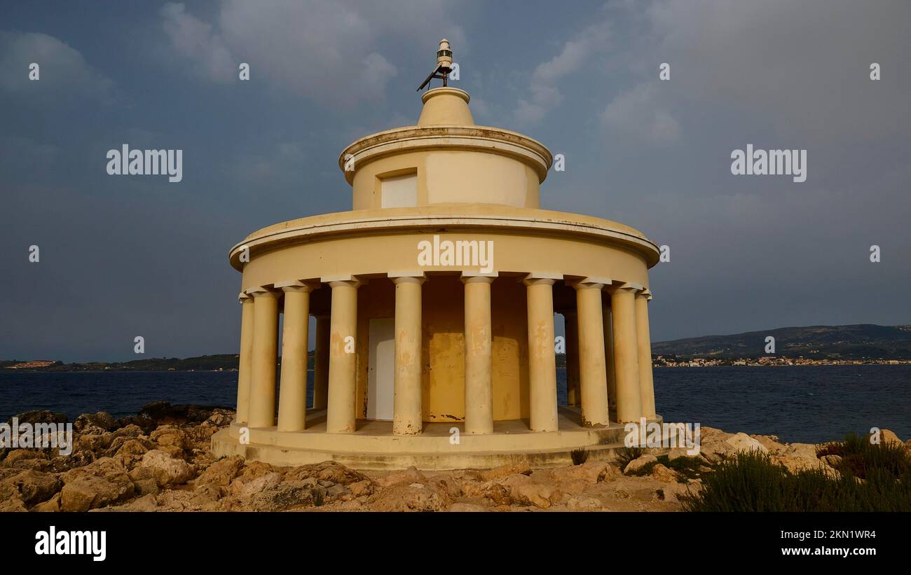 Faro classicista, lanterna di San Teodosio, cielo blu con nuvole bianche, Argostoli, Cefalonia, Isole IONIE, Grecia, Europa Foto Stock