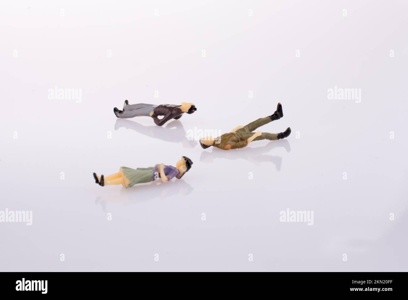 Le figure umane sdraiato su sfondo bianco Foto Stock