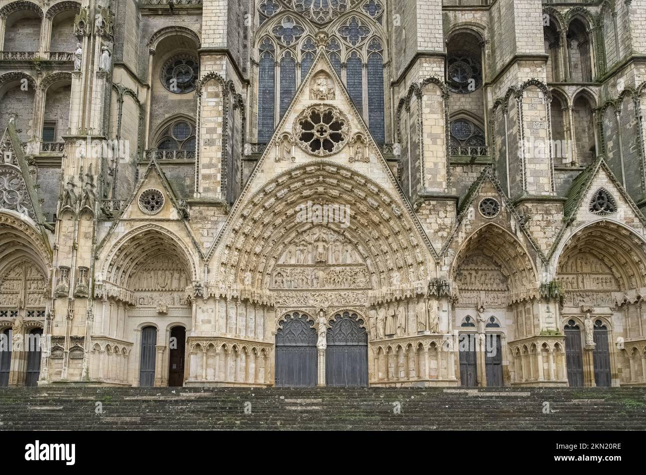 Bourges, città medievale in Francia, Cattedrale di Saint-Etienne, ingresso principale con statue di santi Foto Stock