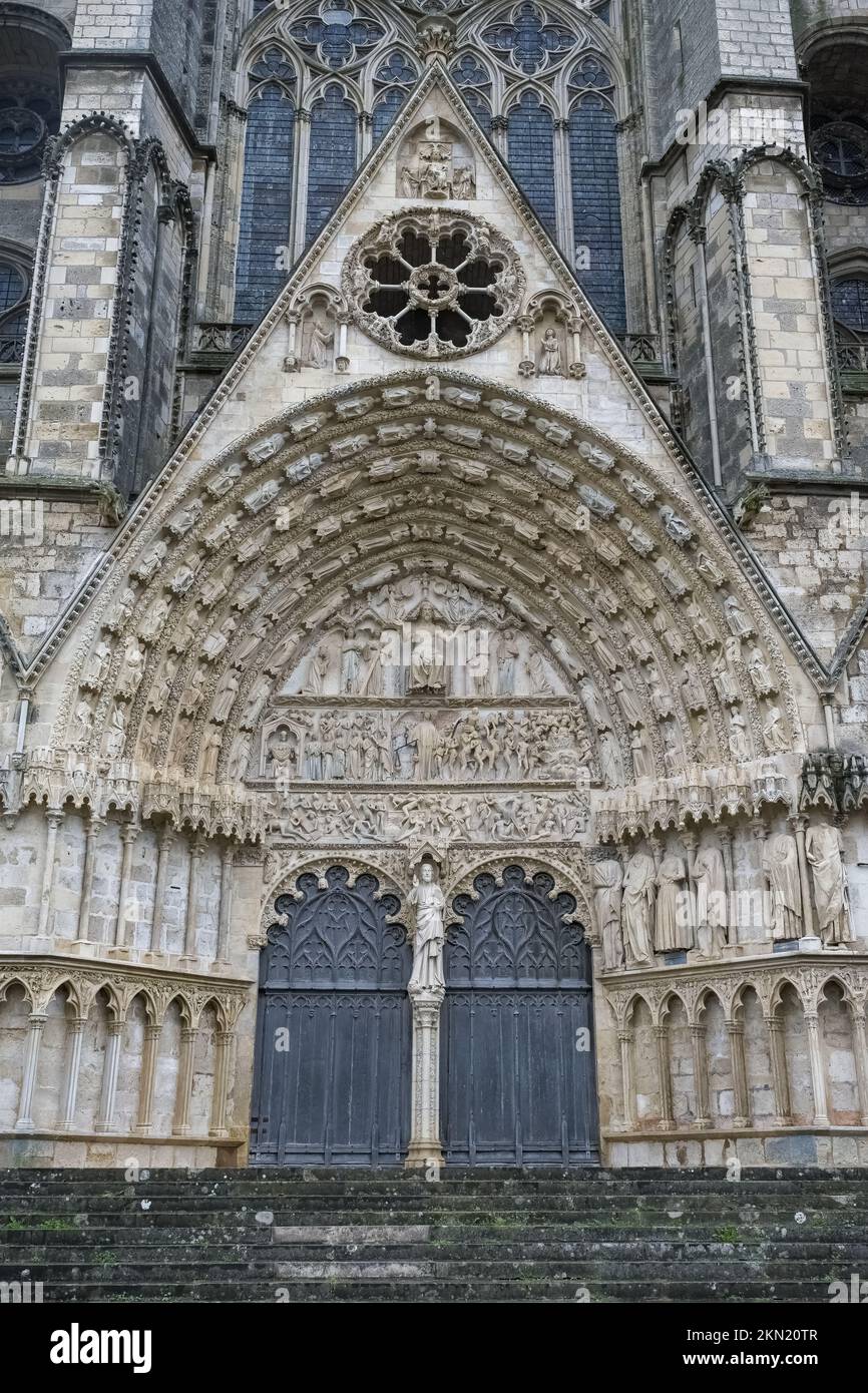 Bourges, città medievale in Francia, Cattedrale di Saint-Etienne, ingresso principale con statue di santi Foto Stock