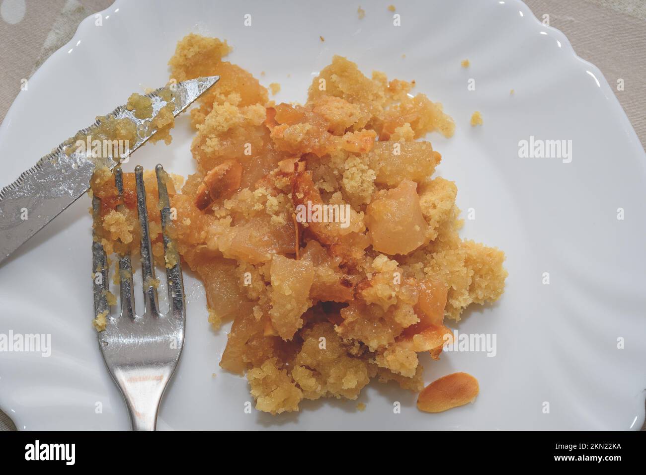 Mele e pere crumble con mandorle Foto Stock