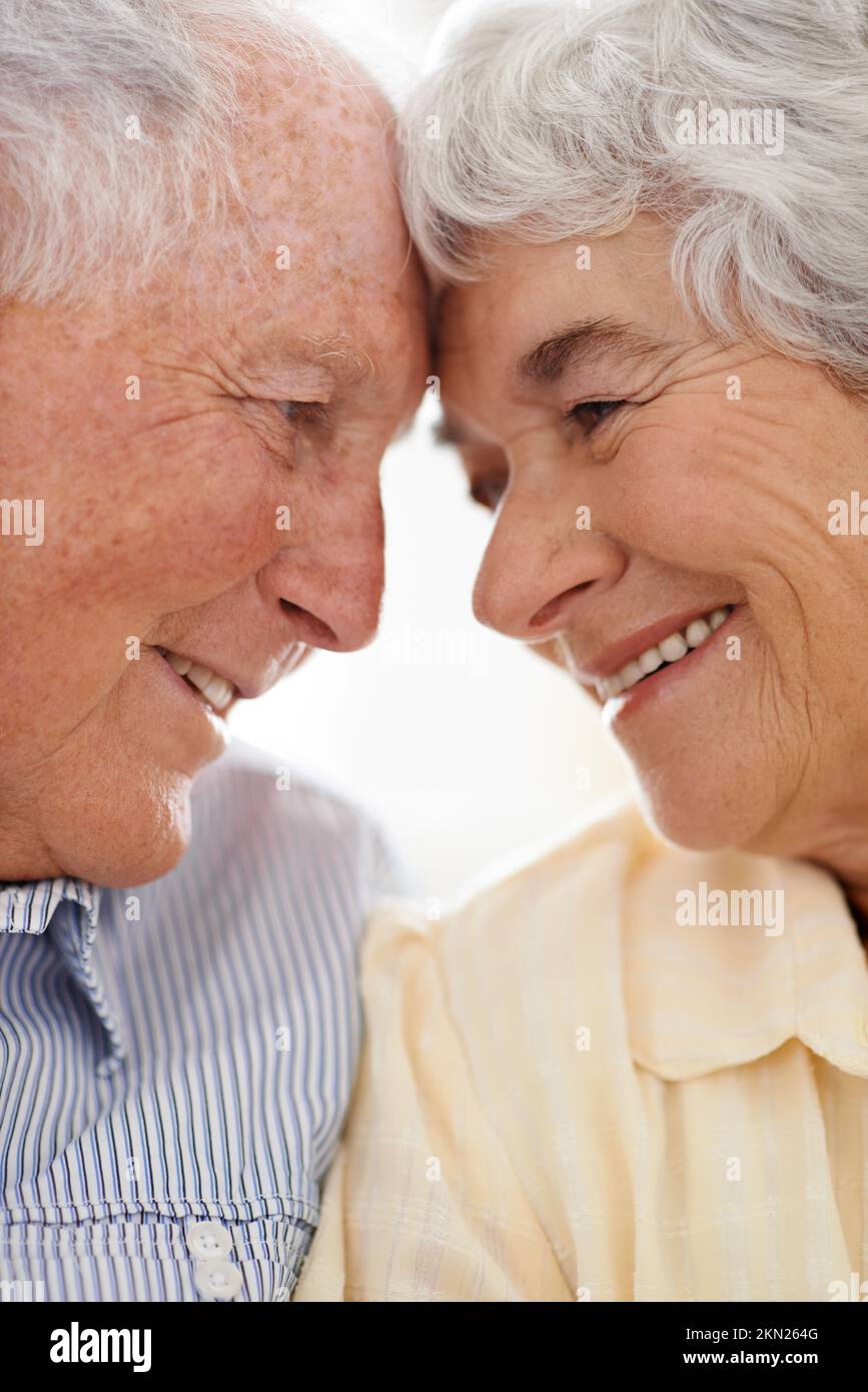 Potete ancora vedere l'amore nei loro occhi. Una coppia anziana a casa insieme. Foto Stock