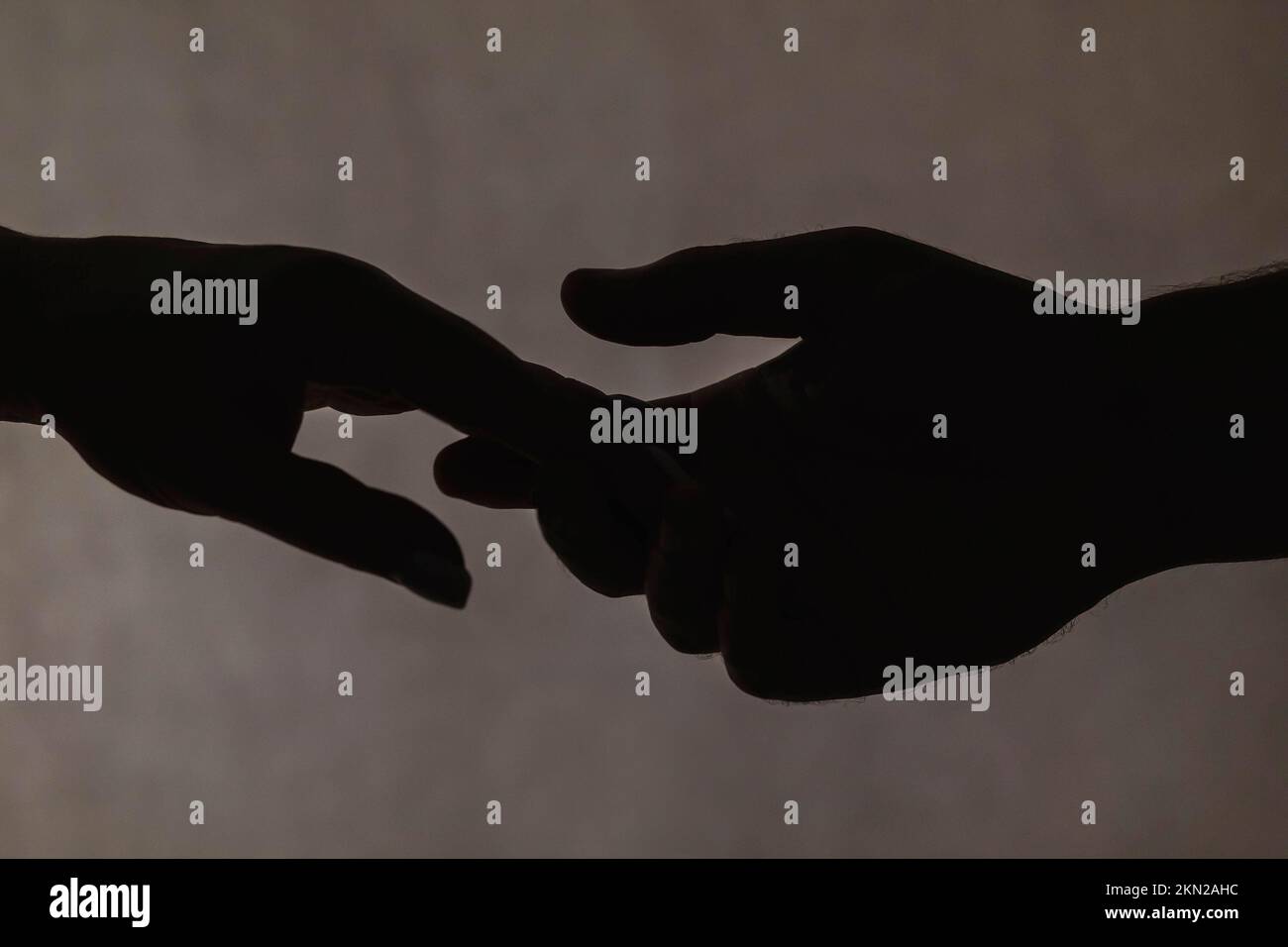 Silhouette delle mani di una coppia sposata Foto Stock