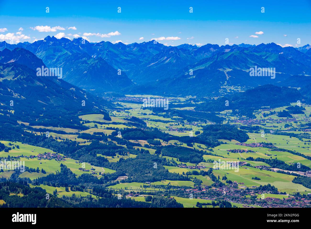 Panorama dal Grünten, 1738m m, nella valle dell'Illertal fino a Oberstdorf, con le Alpi Allgäu alle spalle, alta Allgäu, Allgäu, Baviera, Germania, Foto Stock