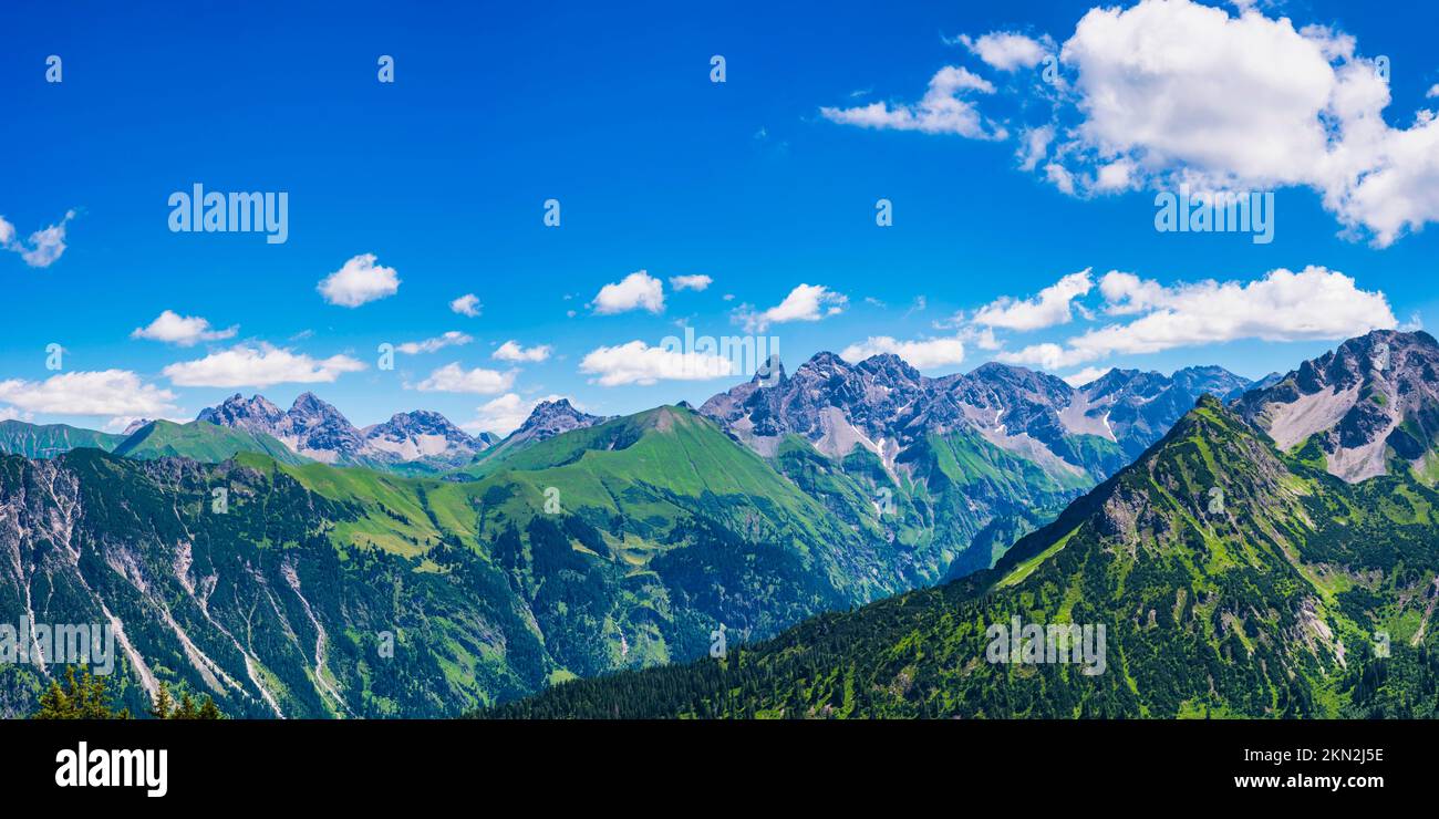 Panorama da Fellhorn, 2038 m, al crinale principale di Allgäu, Allgäu, Alpi di Allgäu, Baviera, Germania, Europa Foto Stock