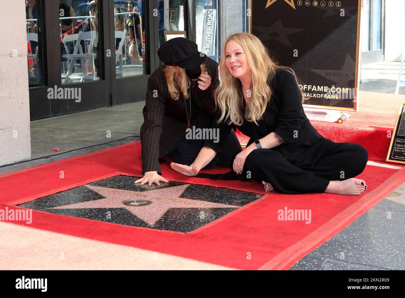 26 novembre 2022, Los Angeles, CA, USA: LOS ANGELES - 4 NOVEMBRE: Christina Applegate, Sadie Grace LENOBLE alla Christina Applegate Star Ceremony sulla Hollywood Walk of Fame il 4 novembre 2022 a Los Angeles, CA (Credit Image: © Kay Blake/ZUMA Press Wire) Foto Stock