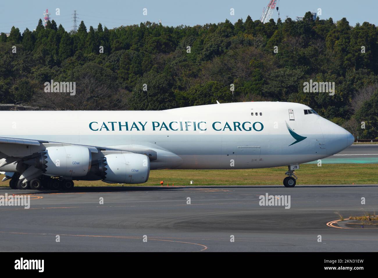 Prefettura di Chiba, Giappone - 29 ottobre 2021: Cargo Boeing B747-8F (B-LJB) di Cathay Pacific. Foto Stock