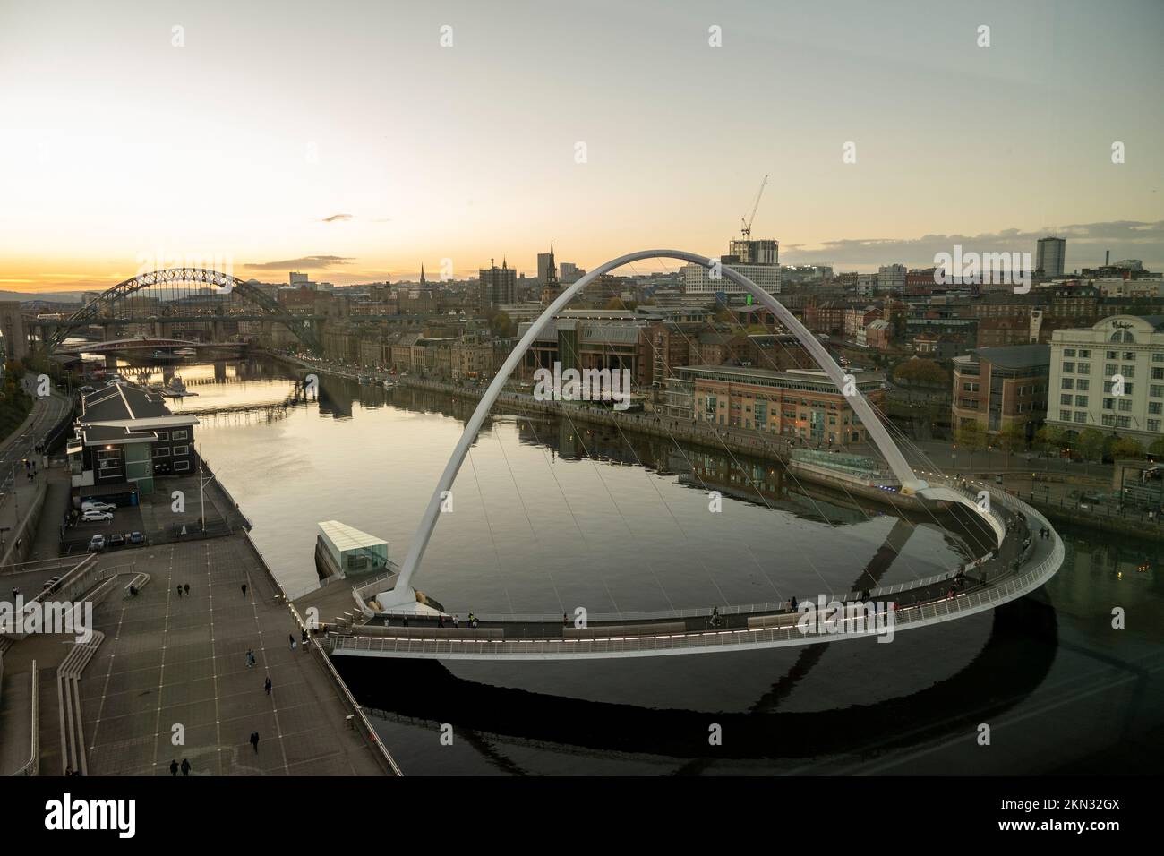 Gateshead Millennium Bridge e Tyne Bridge Foto Stock