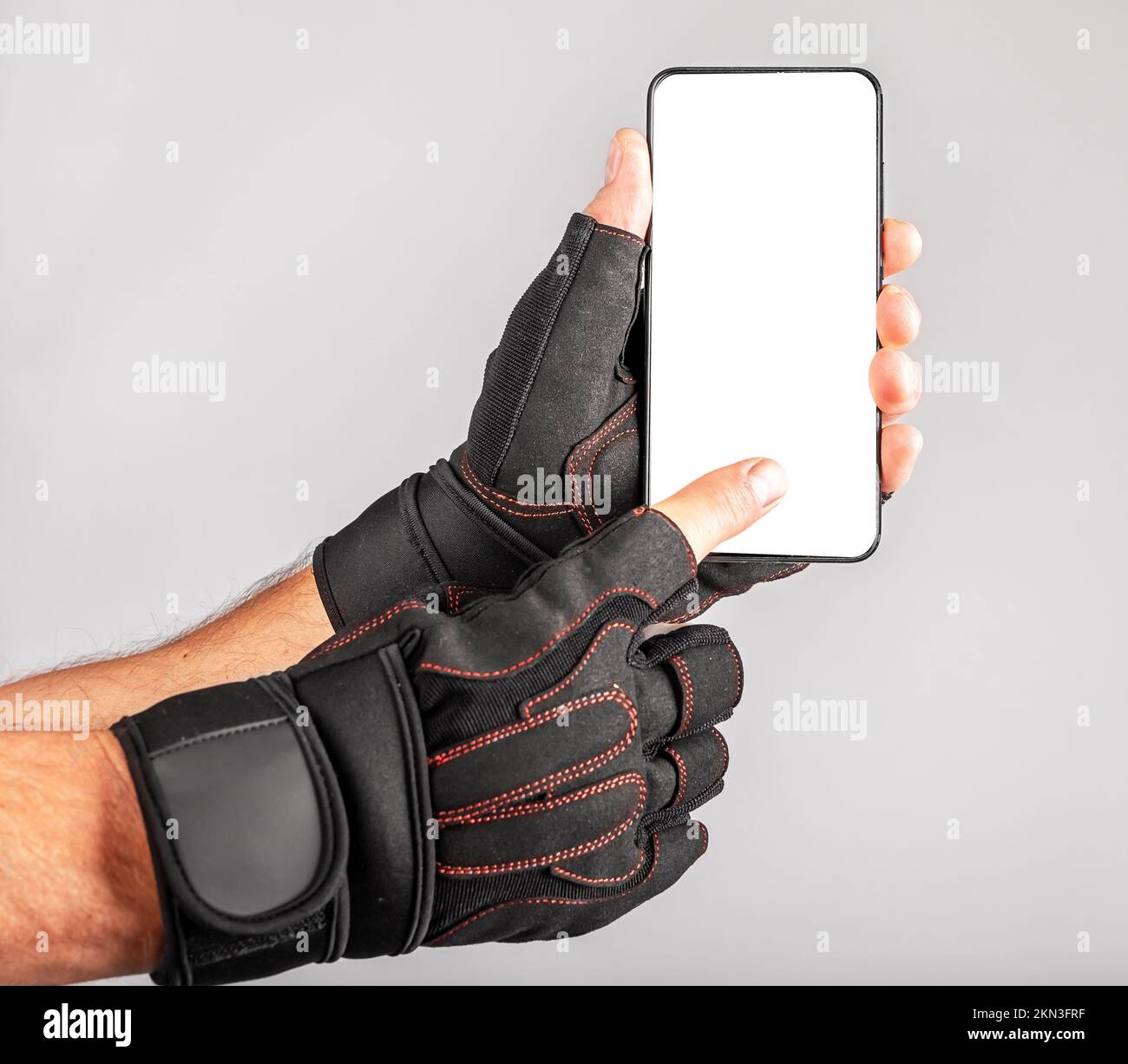 Schermo del telefono mockup per applicazioni sportive, pubblicità di applicazioni ginnastica. Smartphone mock up, display bianco vuoto in mano atleta. Foto di alta qualità Foto Stock