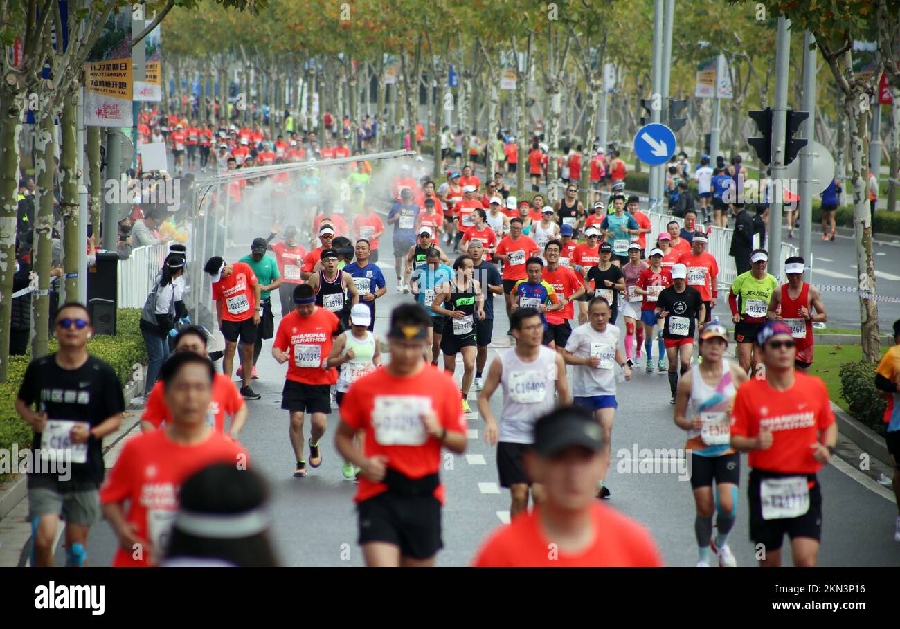 SHANGHAI, CINA - 27 NOVEMBRE 2022 - i corridori partecipano alla 2022 Shanghai Marathon a Shanghai, Cina, 27 novembre 2022. Foto Stock