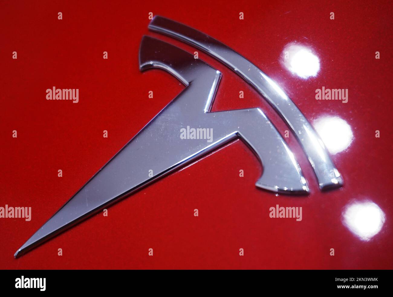 HANGZHOU, CINA - 27 NOVEMBRE 2022 - il logo di un'auto Tesla è visto a Hangzhou, provincia di Zhejiang, Cina, 27 novembre 2022. Tesla Inc ha richiamato 80,5 Foto Stock