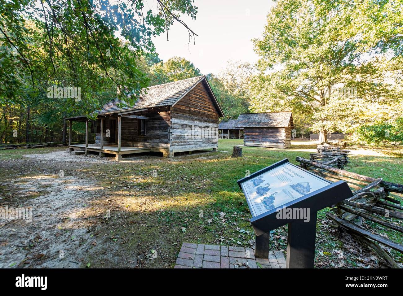 Calhoun, Georgia, USA-20 ottobre 2022: Replica di una cabina e di edifici da una tipica fattoria Cherokee nel 1800s sul New Echota state H. Foto Stock