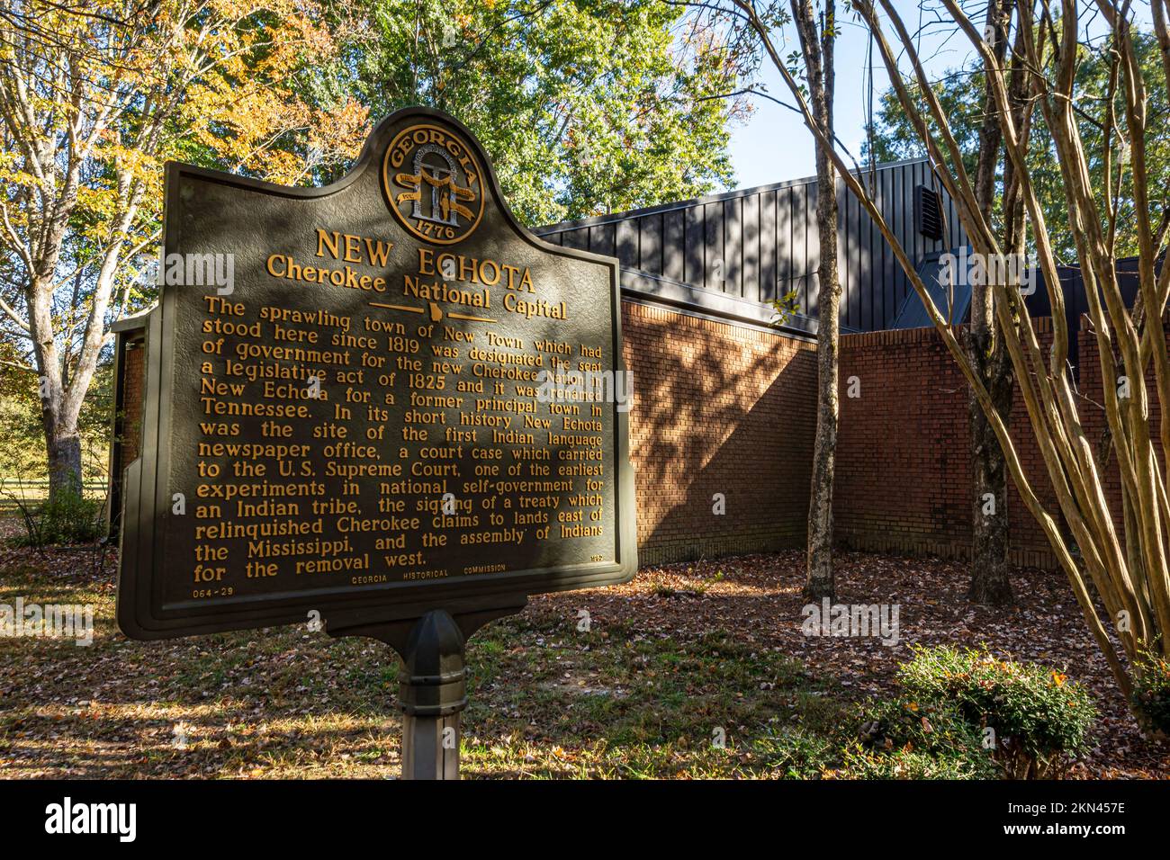 Calhoun, Georgia, USA-20 ottobre 2022: Segnale di informazione storica per New Echota, la capitale della Nazione Cherokee. Questo storico stato della Georgia Foto Stock