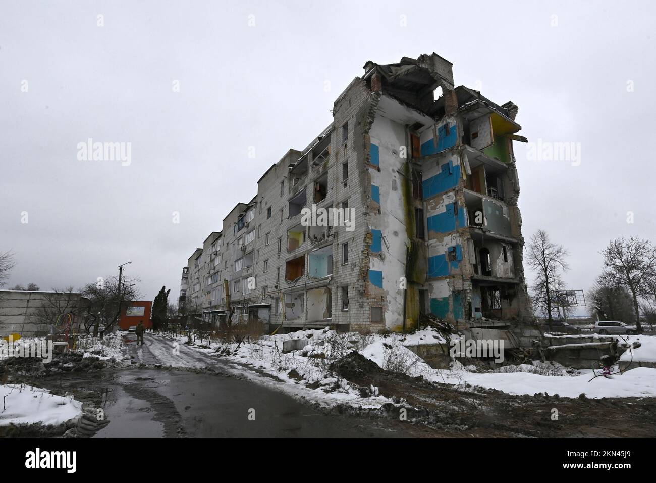L'illustrazione mostra un edificio distrutto, durante una visita a Borodianka nell'Oblast di Kyiv (provincia), il secondo giorno di una visita in Ucraina, domenica 27 novembre 2022. La maggior parte degli edifici di Borodianka, una piccola città su un'importante strada di accesso a Kyiv, sono stati distrutti dai bombardamenti russi nei primi mesi dell'invasione russa. Il primo ministro De Croo e il ministro degli Esteri Lahbib sono arrivati sabato nella capitale Ucraina Kiev per una visita senza preavviso. Nove mesi fa, la Russia ha invaso il paese confinante. Il Belgio fornirà ulteriore sostegno all'Ucraina. De Foto Stock