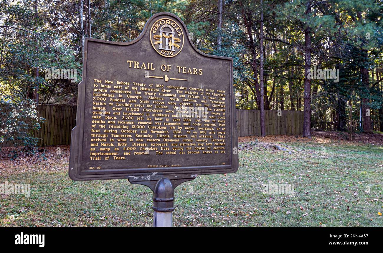 Calhoun, Georgia, USA-20 ottobre 2022: Indicatore storico che fornisce informazioni sul Trail of Tears presso il New Echota state Historical Site for the che Foto Stock