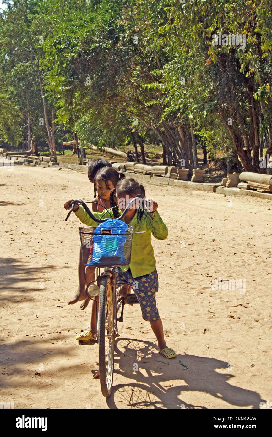 Bambini che giocano all'inizio della strada sopraelevata, il Tempio di Boeng Mealea, Siem Reap, Cambogia. Foto Stock