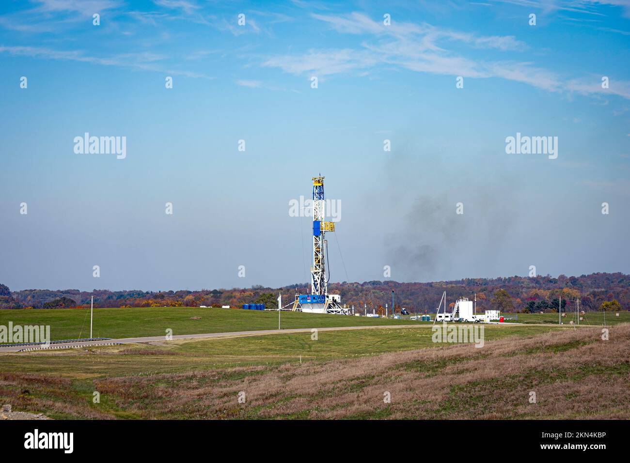 Harrison County, Ohio, USA - 23 ottobre 2022: Immagine editoriale illustrativa di un pozzo di petrolio naturale nella contea di Harrison, nell'Ohio orientale, nel mese di ottobre. Foto Stock