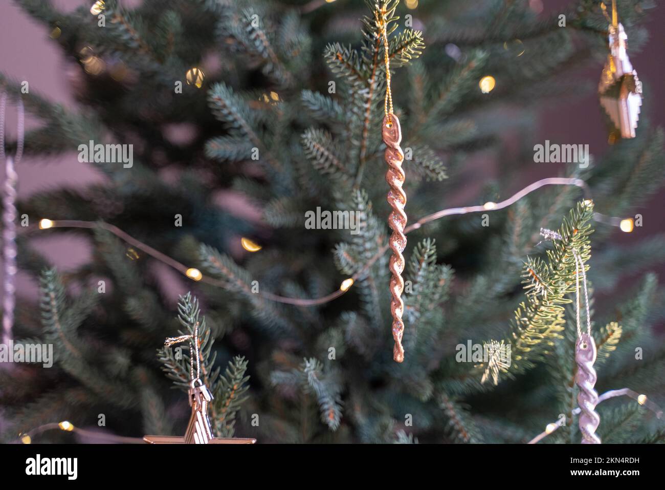 Regali e doni sotto albero di Natale, vacanze inverno Concept Foto Stock