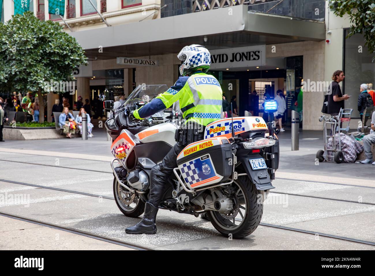 Polizia australiana motociclista in Bourke Street Melbourne monitoraggio di una protesta pubblica di strada, centro di Melbourne, Victoria, Australia 2022 Foto Stock