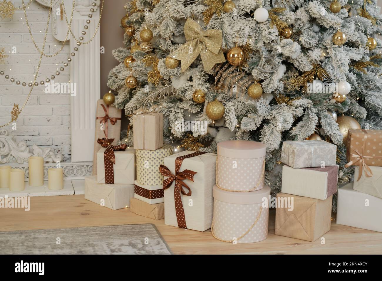 Regali e doni sotto albero di Natale, vacanze inverno Concept Foto Stock