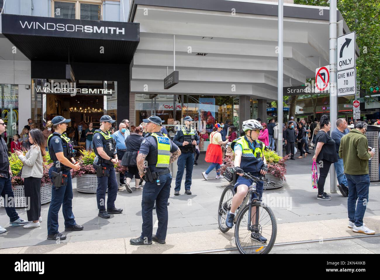 Poliziotti nel centro di Melbourne, uomini armati e donne polizia monitorare la protesta di strada marzo obiezione al governo covid 19 politica, Australia Foto Stock