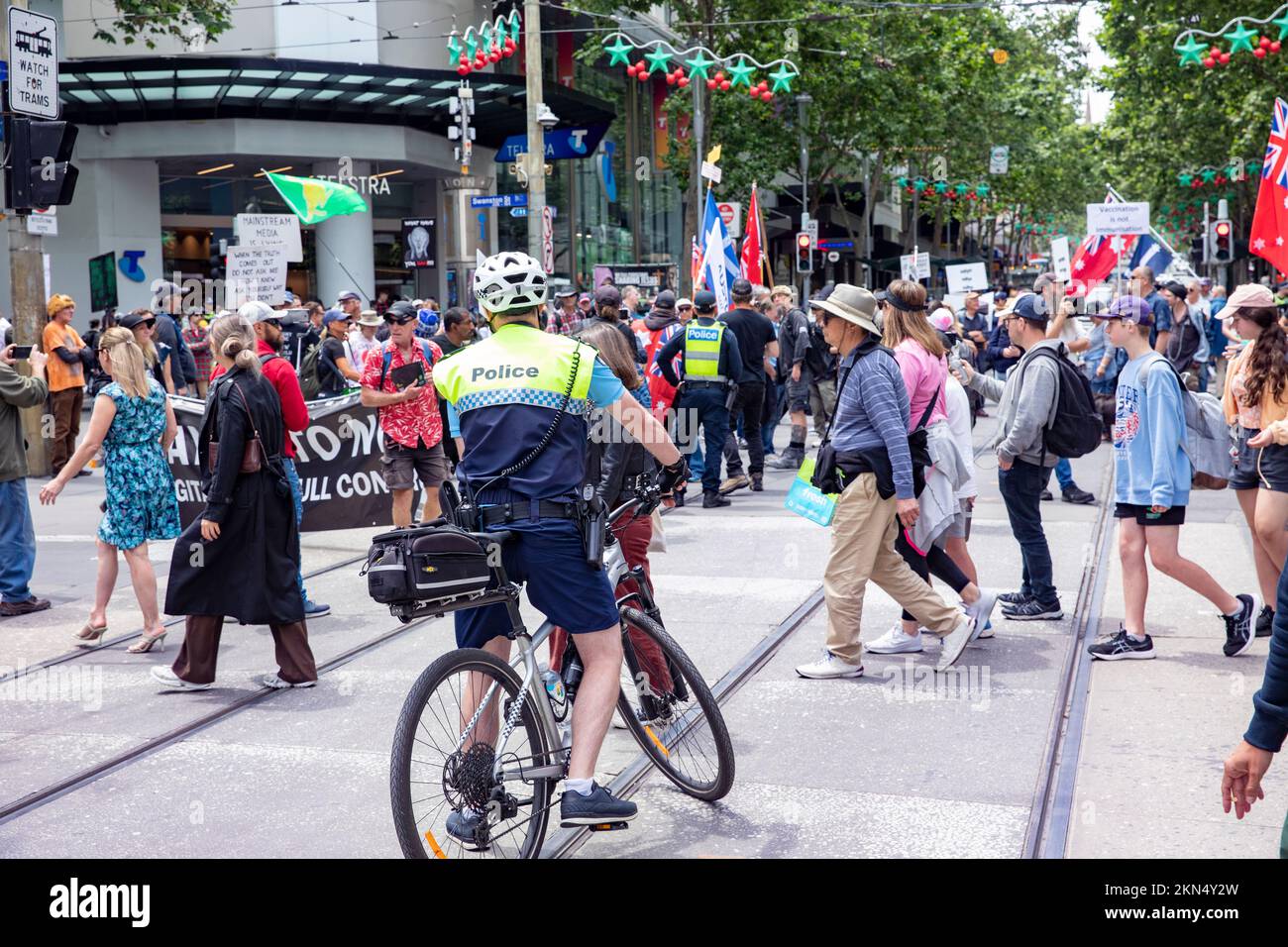 Ufficiale di polizia di Melbourne su una parte di bicicletta dell'operazione di polizia che monitora la protesta anti vaccino nel centro di Melbourne, Victoria, Australia Foto Stock