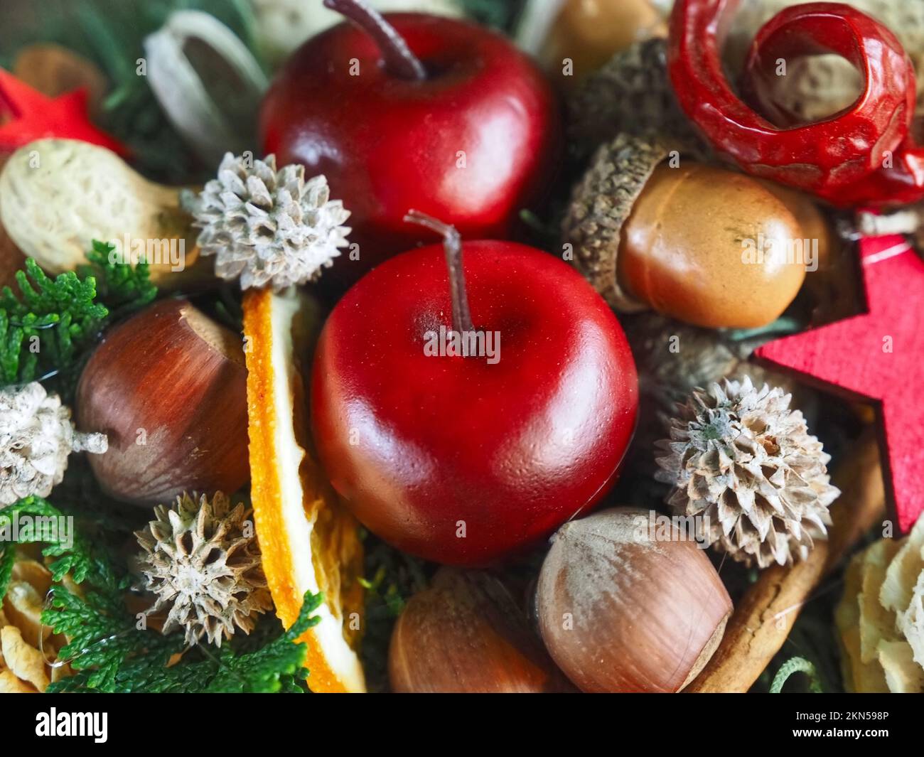 Sistemazione avvento con decorazione a base di noci di mele natura Foto Stock