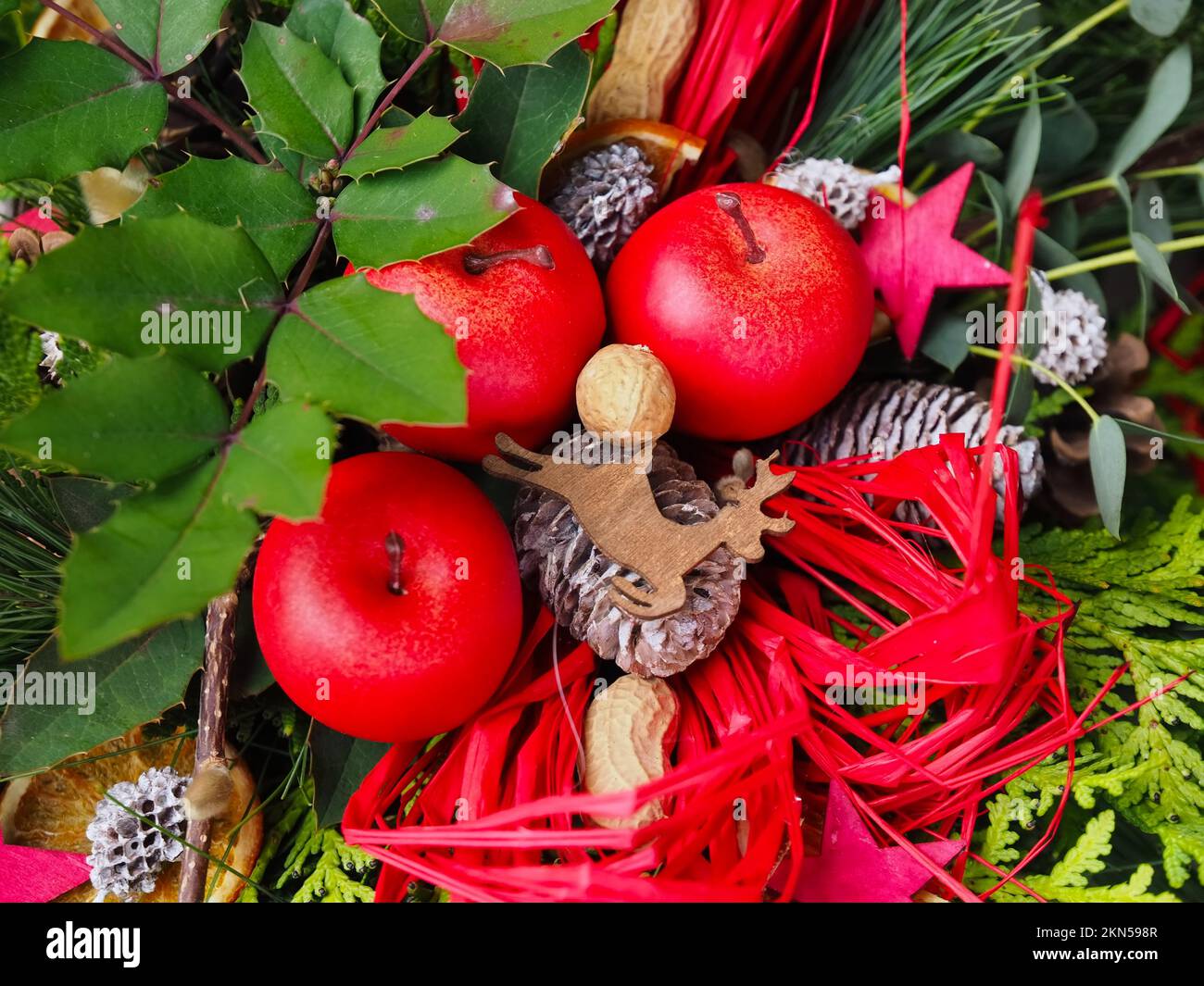 Sistemazione avvento con decorazione a base di noci di mele natura Foto Stock