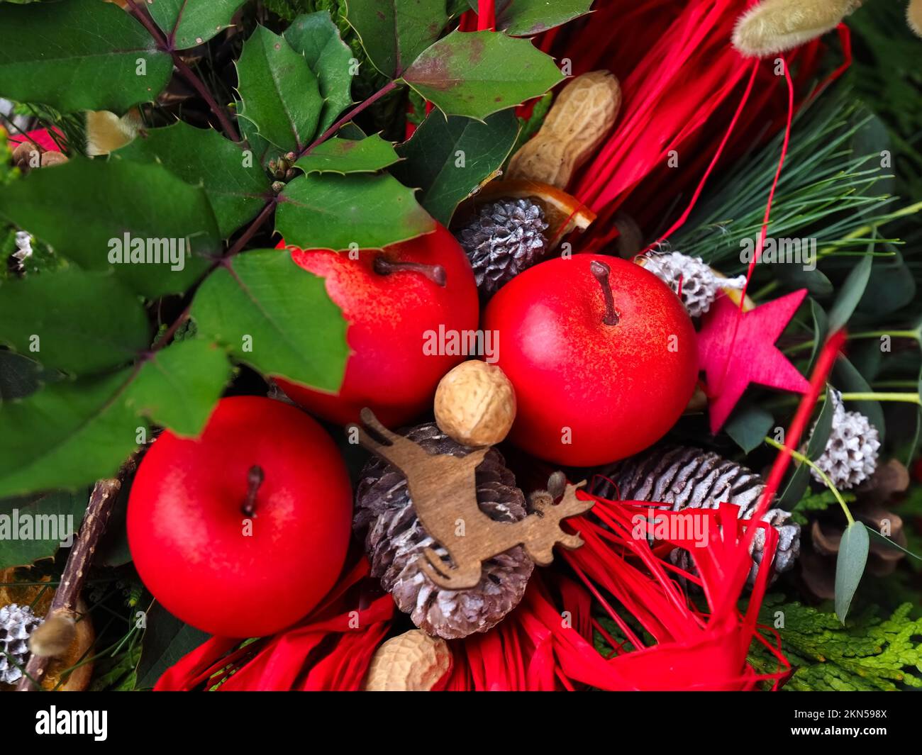 Sistemazione avvento con decorazione a base di noci di mele natura Foto Stock